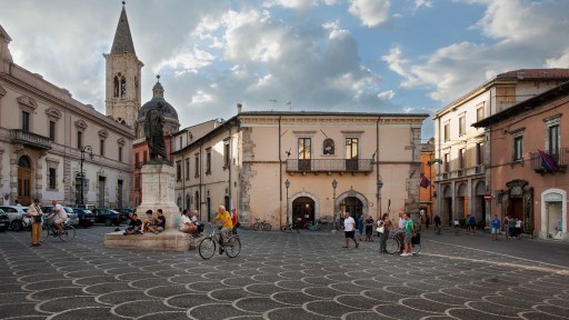 (Ovidio, Tristezas, IV, 10) |
Piazza XX Settembre, Sulmona (Italia), 2015