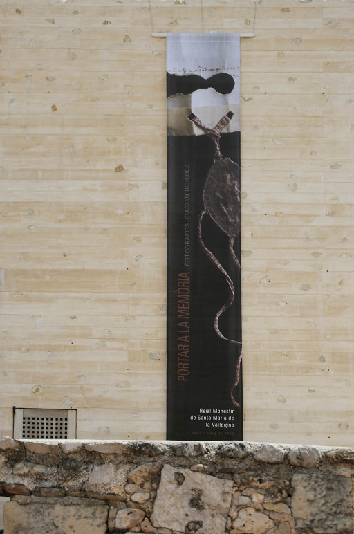 Banderola de la exposición Traer a la memoria en Simat de Valldigna