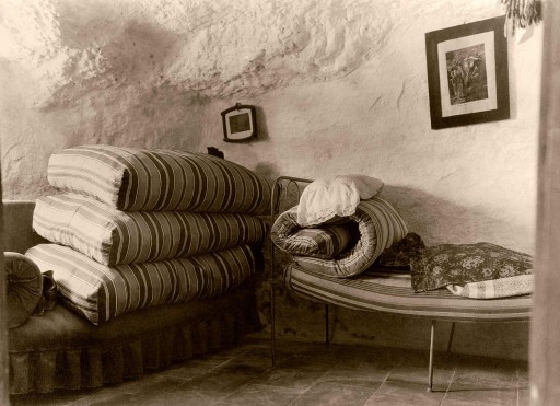 ANNA M. CHRISTIAN, 1915. Cuevas en Godella. Dormitorio. Colchones enrollados durante el día. Valencia: Godella