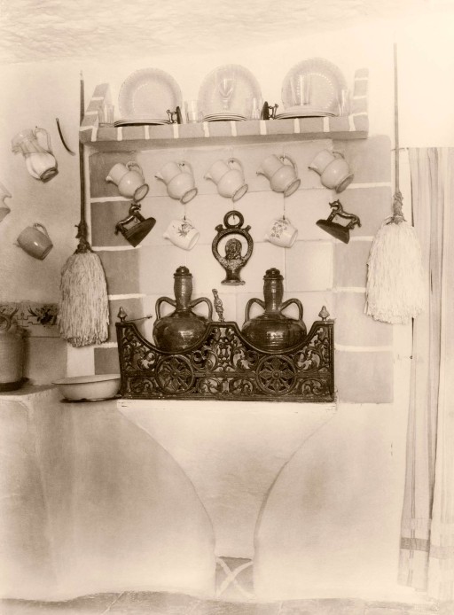 ANNA M. CHRISTIAN, 1915. Cuevas en Godella. Sala de estar y cocina. Valencia: Godella