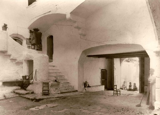 ANNA M. CHRISTIAN, 1915. Antiguo Castillo del siglo XV. Patio. Valencia: Albalat dels Sorells