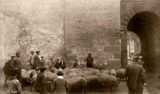 ANNA M. CHRISTIAN, 1915. Arco que da a la Plaza de Zocodóver. Sorolla visto de espaldas. Castilla la Nueva: Toledo