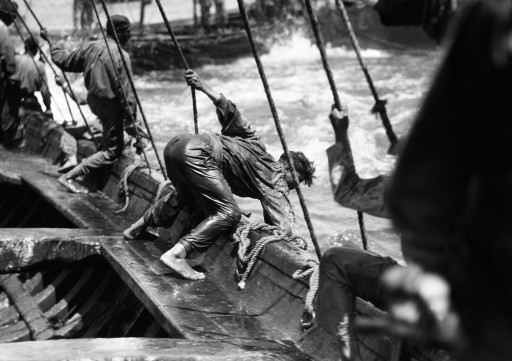 RUTH MATILDA ANDERSON, 1930. Almadraba de buche. Pescador intentando coger un atún. Andalucía: Isla Cristina - Huelva