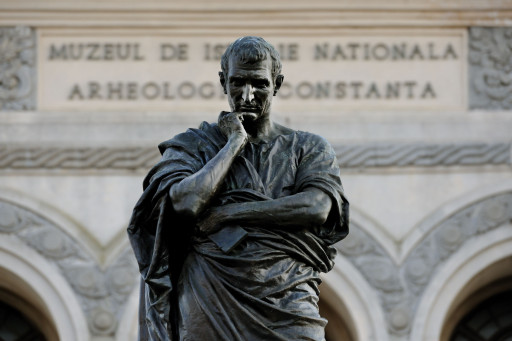 (Ovidio, Tristezas, III 3, 73-6) |
Estatua de Ovidio de Ettore Ferrari (1887) con el Museo de Historia y Arqueología en la Piata Ovidiu de Constanza (Rumanía), 2011
