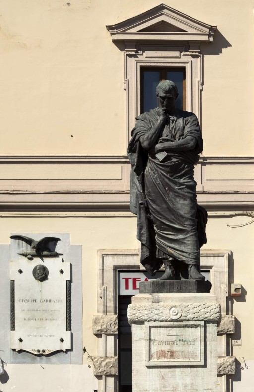 Estatua de Ovidio (Ettore Ferrari, 1925) en la Piazza XX Settembre, Sulmona (Italia), 2015