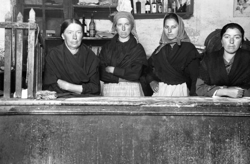 RUTH MATILDA ANDERSON, 24-27/X/1924; noviembre 1924. La buena señora de la taberna con sus tres hijas. Galicia: Padrón - La Coruña