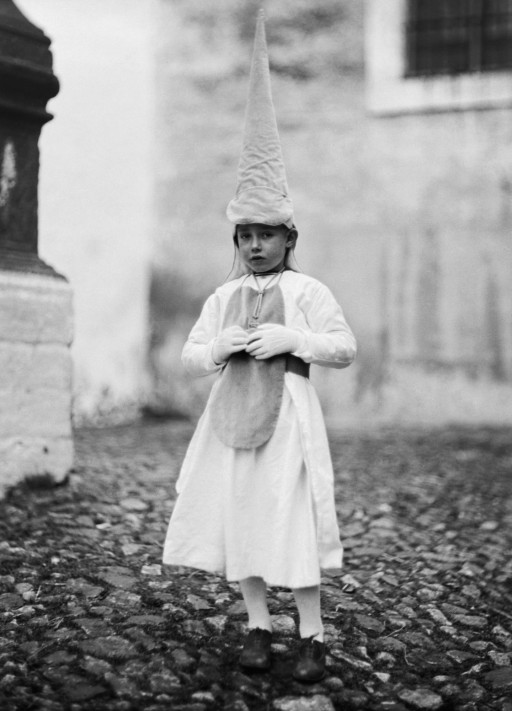 RUTH MATILDA ANDERSON, 5-6/IV/1928. Niño vestido de penitente. Extremadura: Jerez de los Caballeros - Badajoz